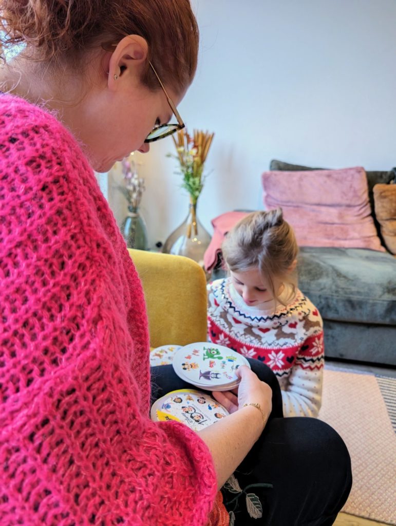 On joue au nouveau Dobble Disney que Rose a reçu à Noël