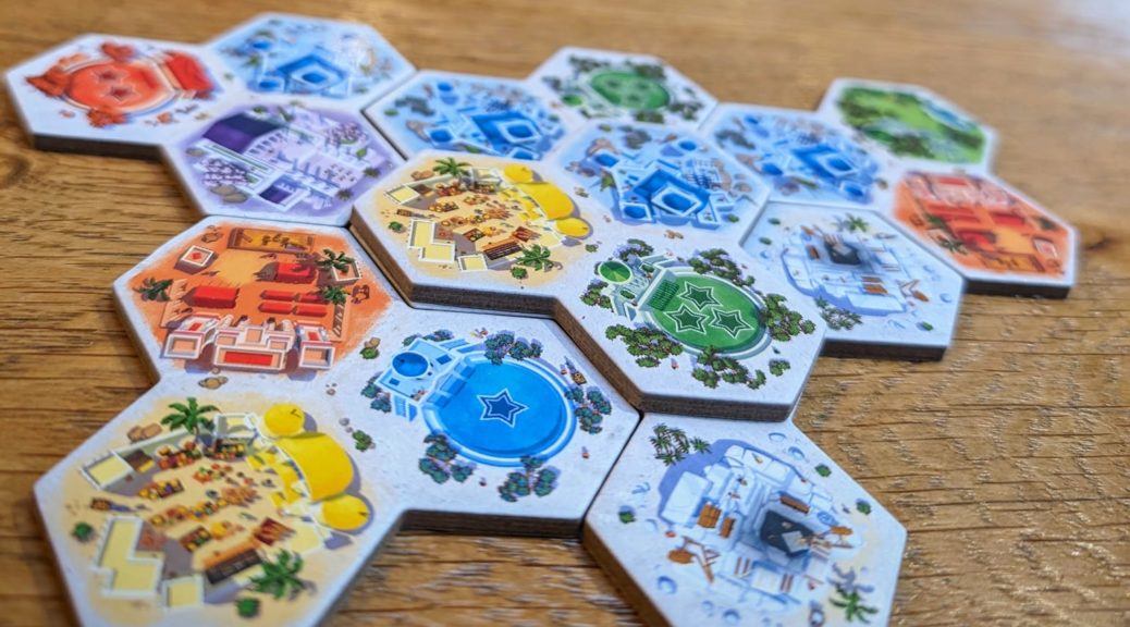 Akropolis - Le principe est simple : nous construisons une cité avec des tuiles en forme de.. ce n’est pas important… donc nous construisons une cité avec des habitations, des marchés, des casernes, des temples et des jardins.