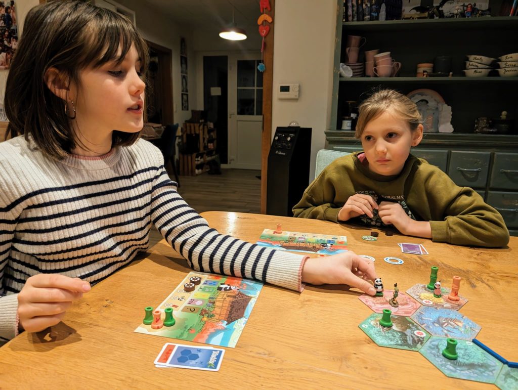 Rose joue à Takenoko avec ses soeurs