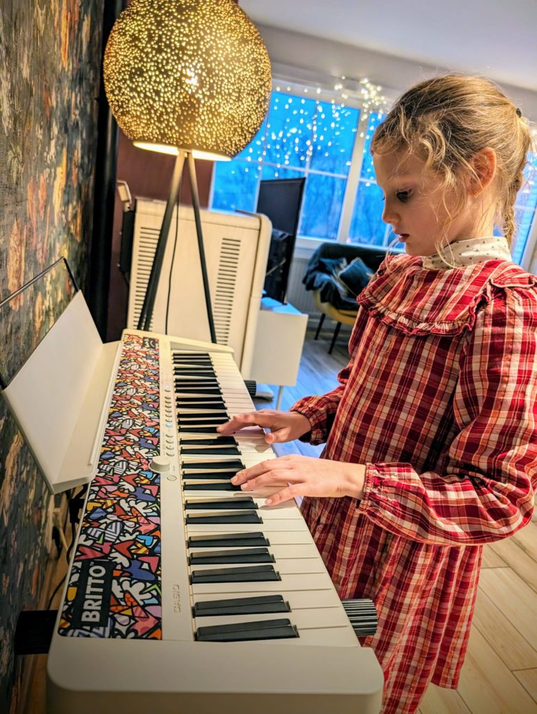 Le nouveau piano que Rose a reçu pour son anniversaire a trouvé sa place dans le salon !