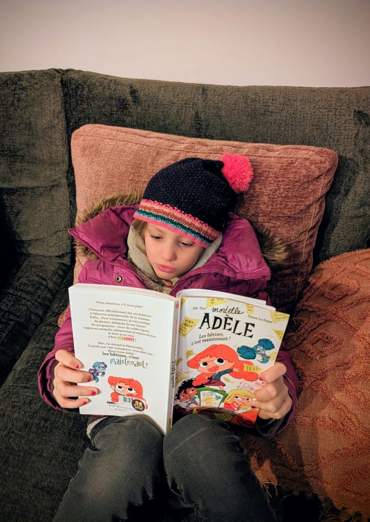 lle a commencé à lire son nouveau roman Mortelle Adèle !!!