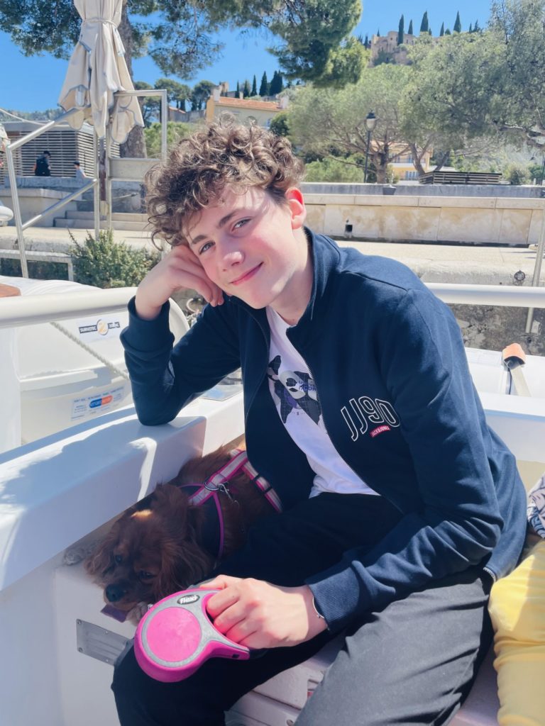 Cassis nous avait séduit en quelques minutes en 2018. Cette fois, nous avons pris la mer pour découvrir les calanques qui bordent ce port romantique.