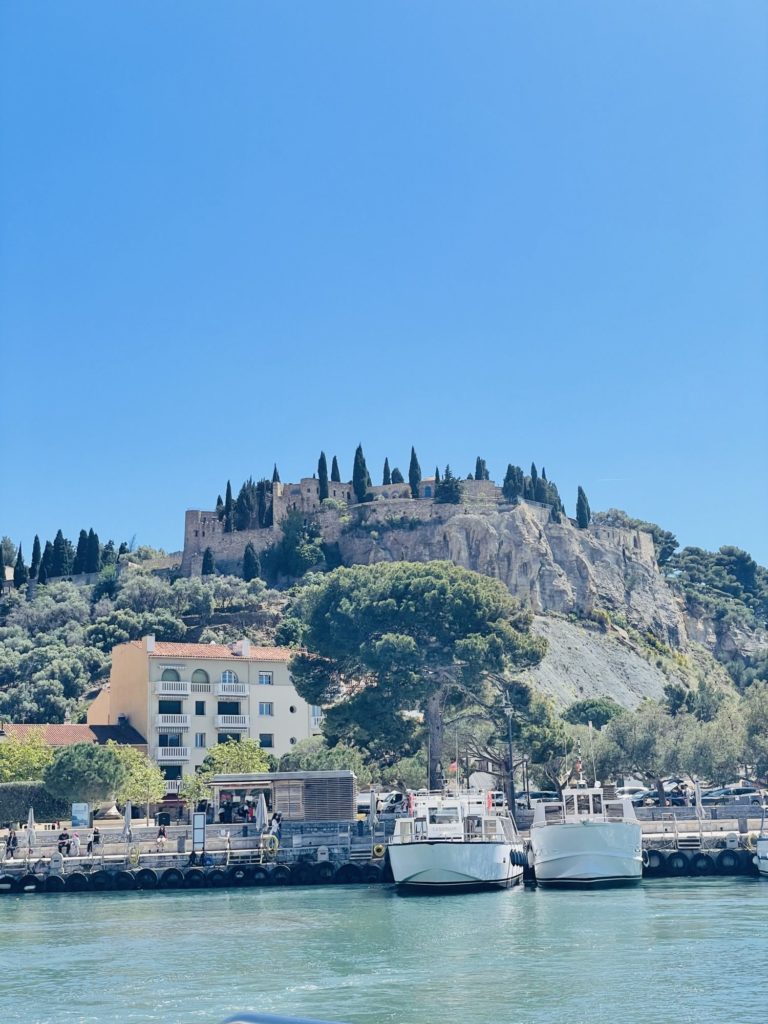 Cassis nous avait séduit en quelques minutes en 2018. Cette fois, nous avons pris la mer pour découvrir les calanques qui bordent ce port romantique.