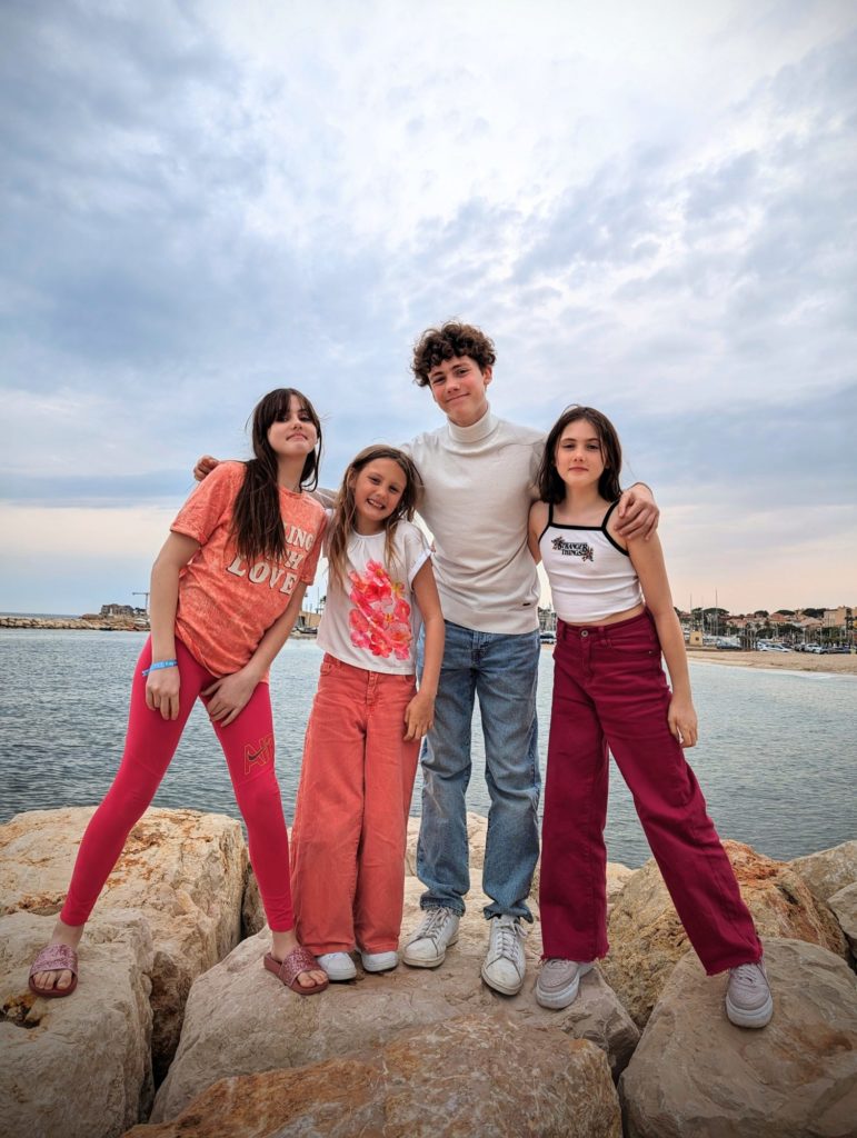 Arrivés mardi de la semaine dernière, juste avant le mauvais temps annoncé, on faisait un premier stop au bord de l'eau à Bandol, la station la plus proche de notre camping. Bandol, 2024