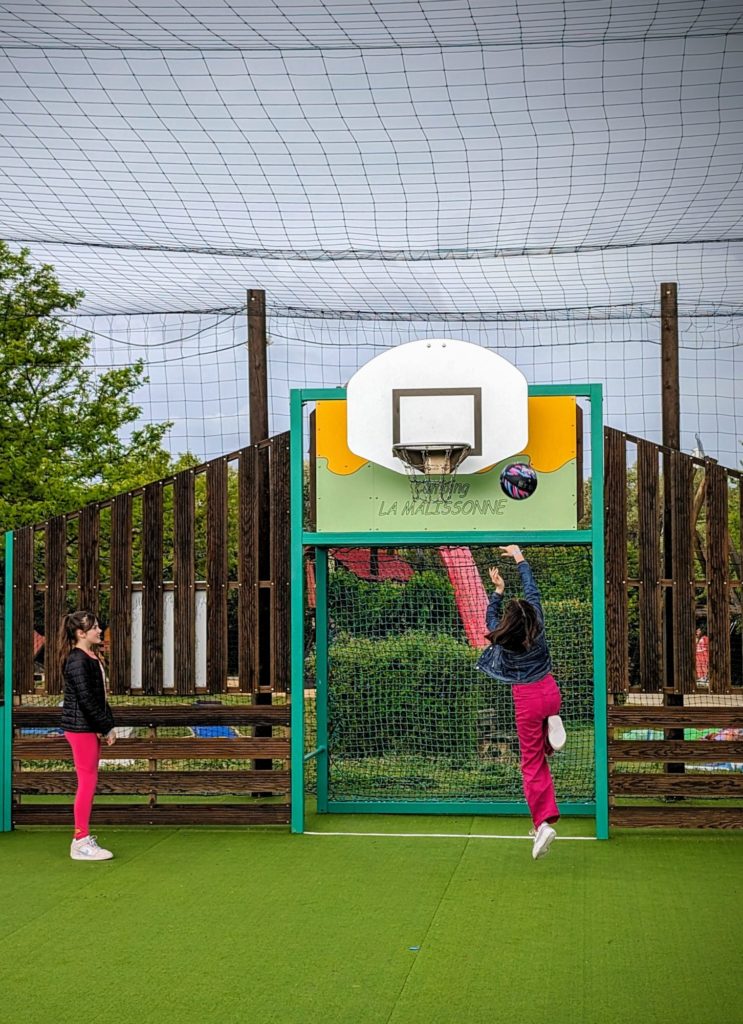 Mercredi, il fait gris, mais les filles ont quand même l'envie d'aller tester le terrain de basket du Capfun - Camping La Malissonne !