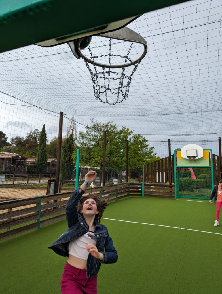 Mercredi, il fait gris, mais les filles ont quand même l'envie d'aller tester le terrain de basket du Capfun - Camping La Malissonne !