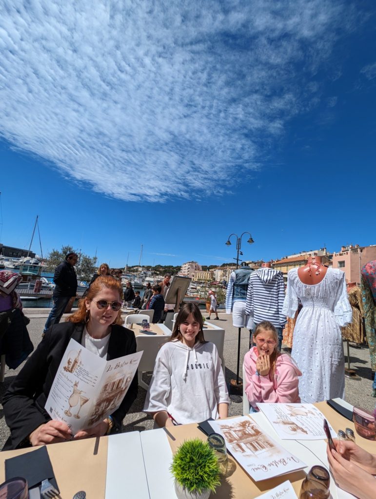 Cassis nous avait séduit en quelques minutes en 2018. Cette fois, nous avons pris la mer pour découvrir les calanques qui bordent ce port romantique.