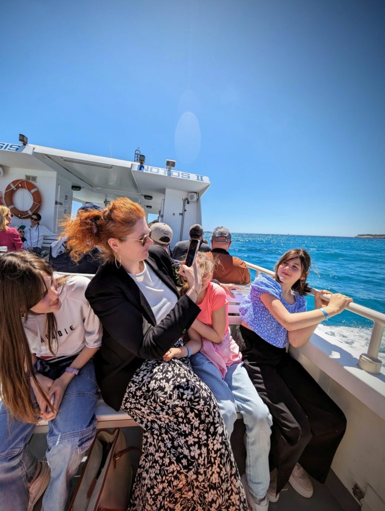 Cassis nous avait séduit en quelques minutes en 2018. Cette fois, nous avons pris la mer pour découvrir les calanques qui bordent ce port romantique.