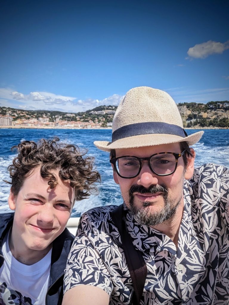 Cassis nous avait séduit en quelques minutes en 2018. Cette fois, nous avons pris la mer pour découvrir les calanques qui bordent ce port romantique.