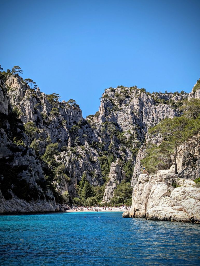 Cassis nous avait séduit en quelques minutes en 2018. Cette fois, nous avons pris la mer pour découvrir les calanques qui bordent ce port romantique.