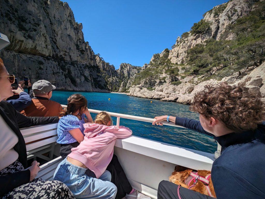 Cassis nous avait séduit en quelques minutes en 2018. Cette fois, nous avons pris la mer pour découvrir les calanques qui bordent ce port romantique.