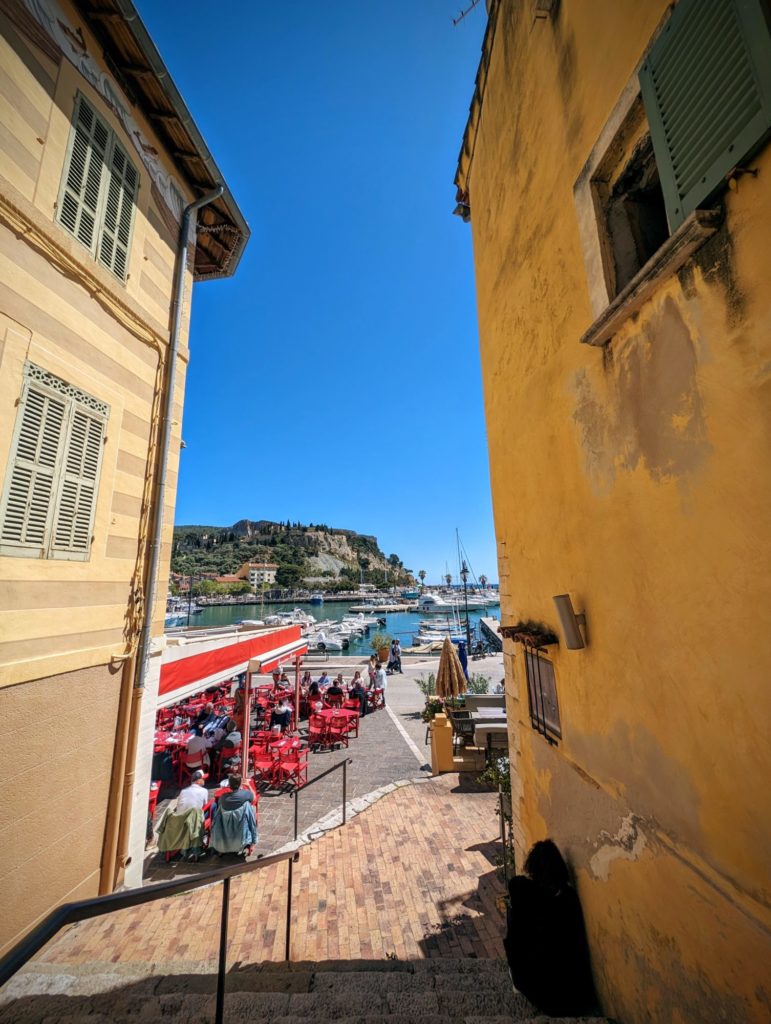 Cassis nous avait séduit en quelques minutes en 2018. Cette fois, nous avons pris la mer pour découvrir les calanques qui bordent ce port romantique.