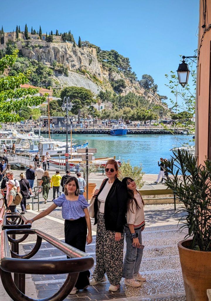 Cassis nous avait séduit en quelques minutes en 2018. Cette fois, nous avons pris la mer pour découvrir les calanques qui bordent ce port romantique.