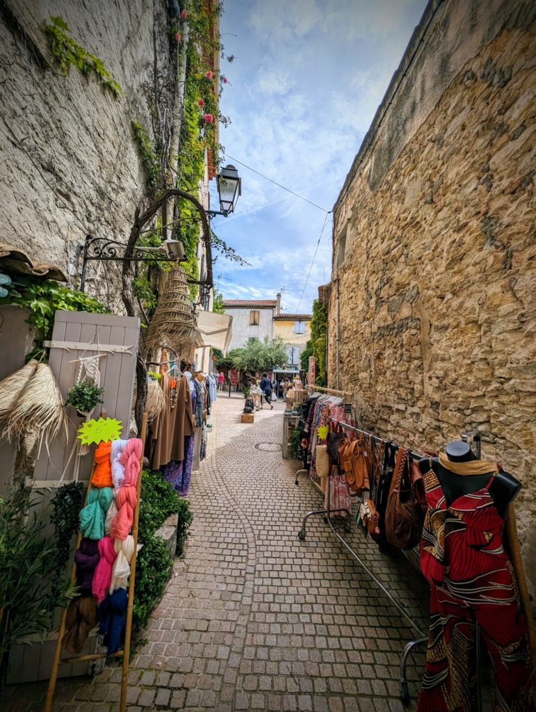 Samedi dernier, très belle découverte du village du Castellet. On se perd dans les petits commerces, on mange un bon restaurant en famille et on profite de la vue !