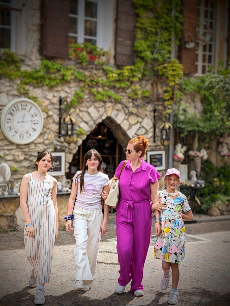 Samedi dernier, très belle découverte du village du Castellet. On se perd dans les petits commerces, on mange un bon restaurant en famille et on profite de la vue !