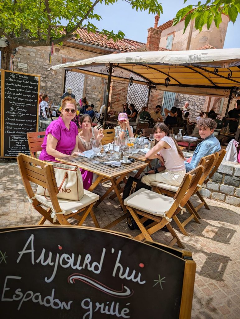 Samedi dernier, très belle découverte du village du Castellet. On se perd dans les petits commerces, on mange un bon restaurant en famille et on profite de la vue !