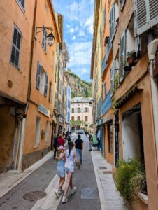 Village à bord de falaise, malgré une belle animation sur la place principale, il lui manquait un peu de vie dans les petites ruelles. C'était aussi l'occasion de s'entraîner dans les étroites et sinueuses routes de vacances.