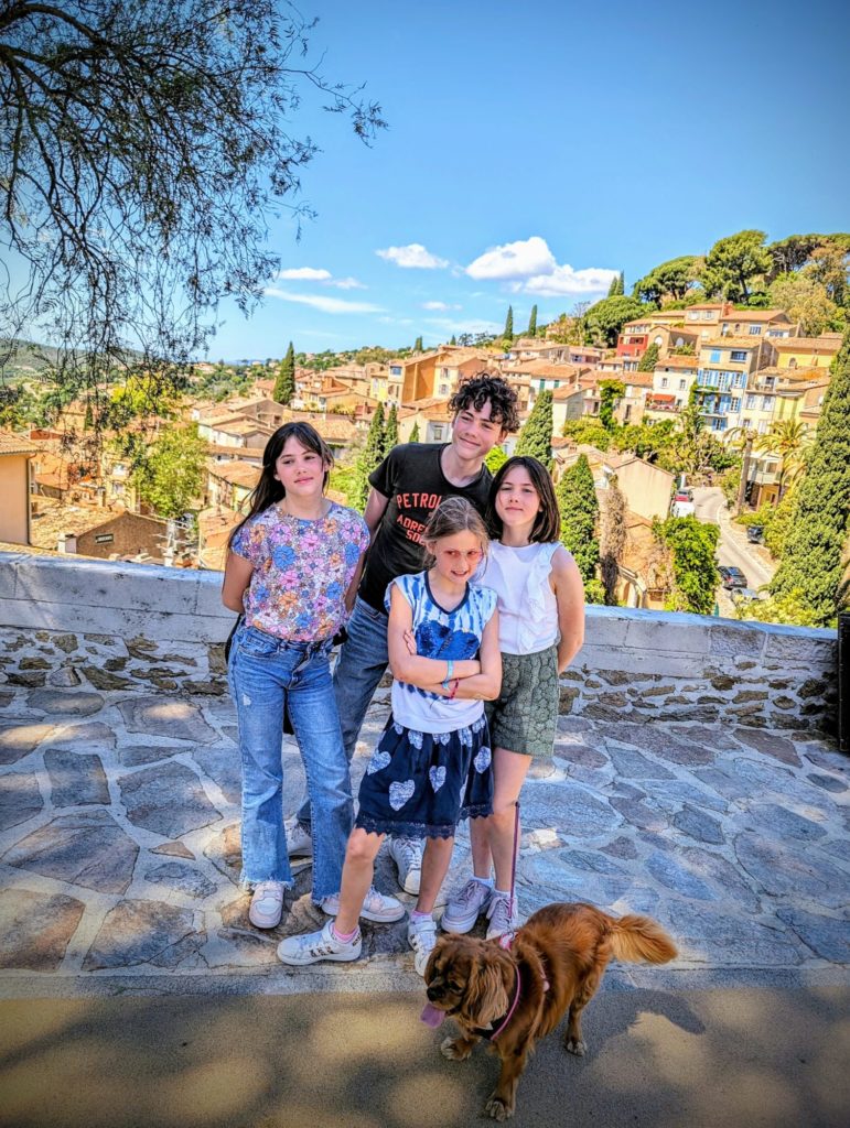 Mardi, dernière journée dans le sud, j'ai programmé une belle excursion qui nous amène tout d'abord dans le joli village de Bormes-Les-Mimosas sur les hauteurs de bords de Méditerranée.