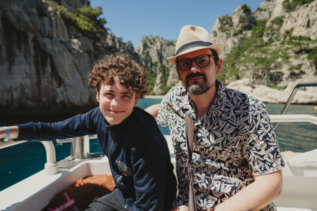 Cassis nous avait séduit en quelques minutes en 2018. Cette fois, nous avons pris la mer pour découvrir les calanques qui bordent ce port romantique - Quena, 2024