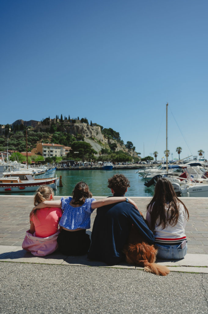 Cassis nous avait séduit en quelques minutes en 2018. Cette fois, nous avons pris la mer pour découvrir les calanques qui bordent ce port romantique. Quena, 2024