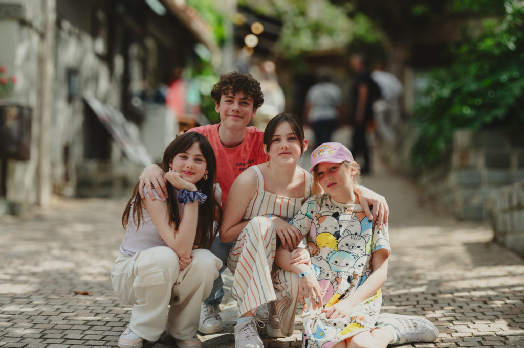 Samedi dernier, très belle découverte du village du Castellet. On se perd dans les petits commerces, on mange un bon restaurant en famille et on profite de la vue ! - Quena, 2024