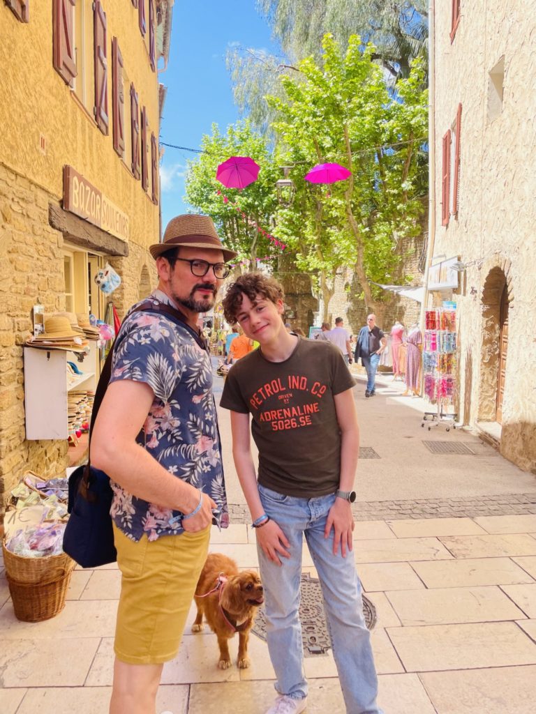 Mardi, dernière journée dans le sud, j'ai programmé une belle excursion qui nous amène tout d'abord dans le joli village de Bormes-Les-Mimosas sur les hauteurs de bords de Méditerranée.