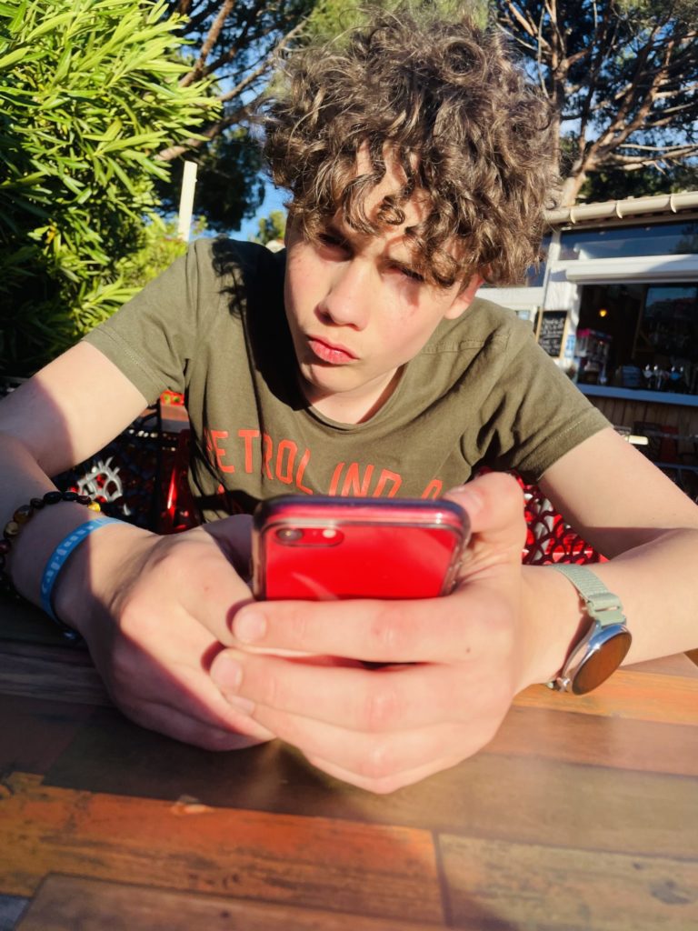 Encore entrain de parler avec ces amis !