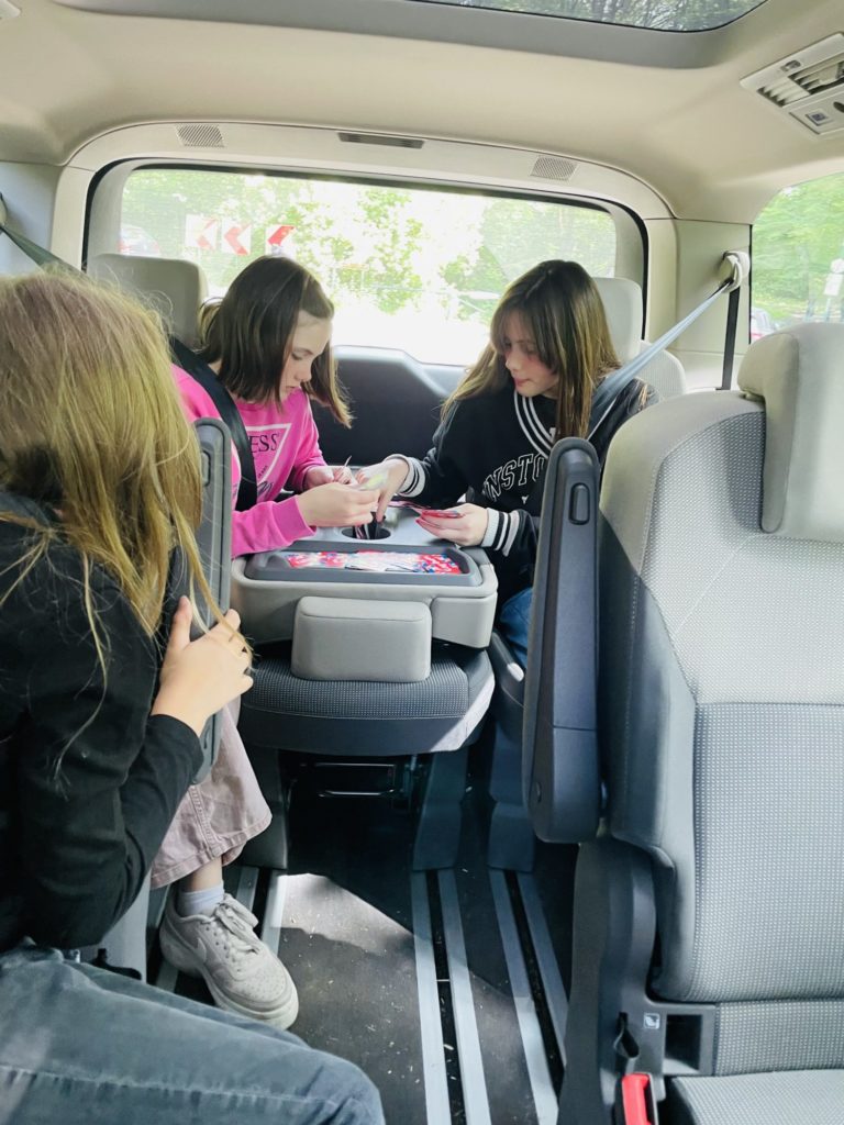 On peut même jouer aux cartes dans la voiture ! #VWMultivan