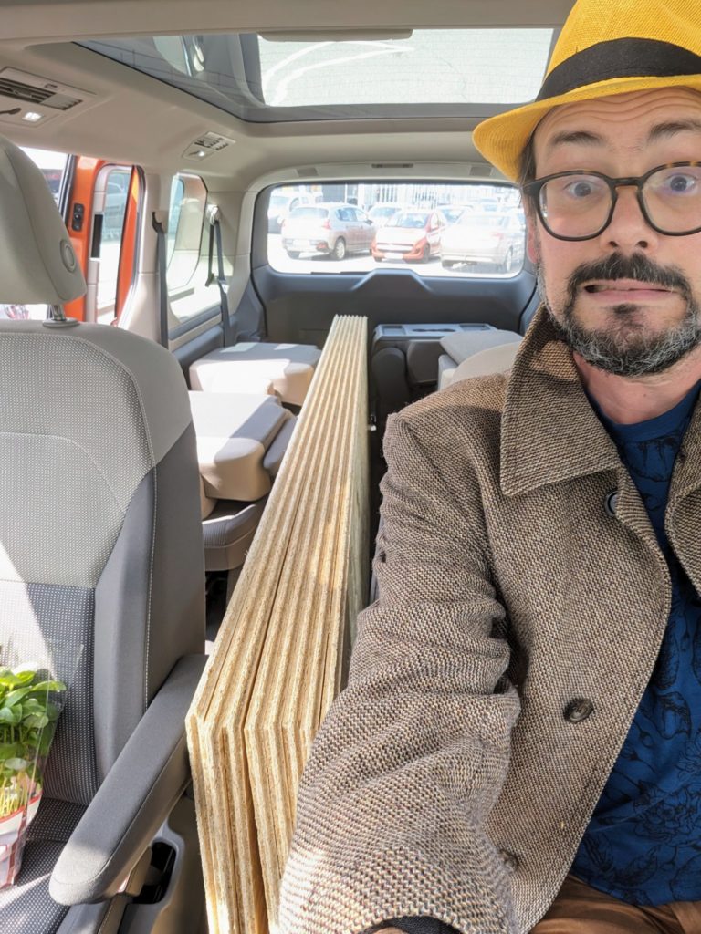 Quand tu pars tranquillou chercher 8 plaques d'OSB sans anticiper que 2m44, c'est quand même très long !!! J'aurais eu l'air fin avec la Caddy.
