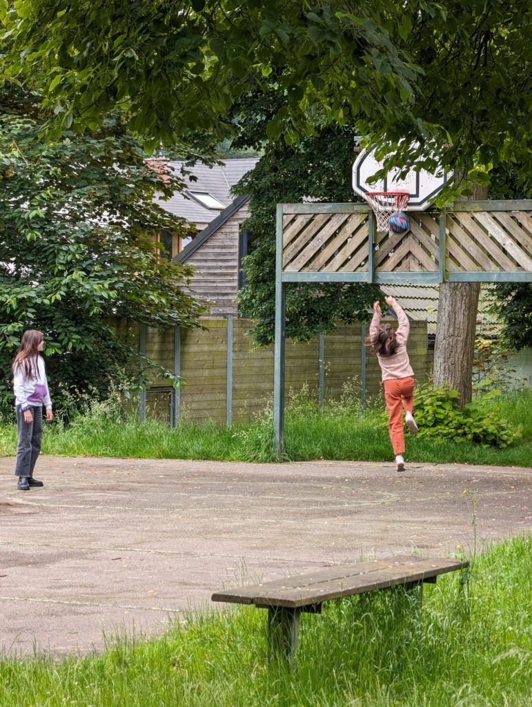 Alice et Juliette découvre le terrain de Basket de Hony