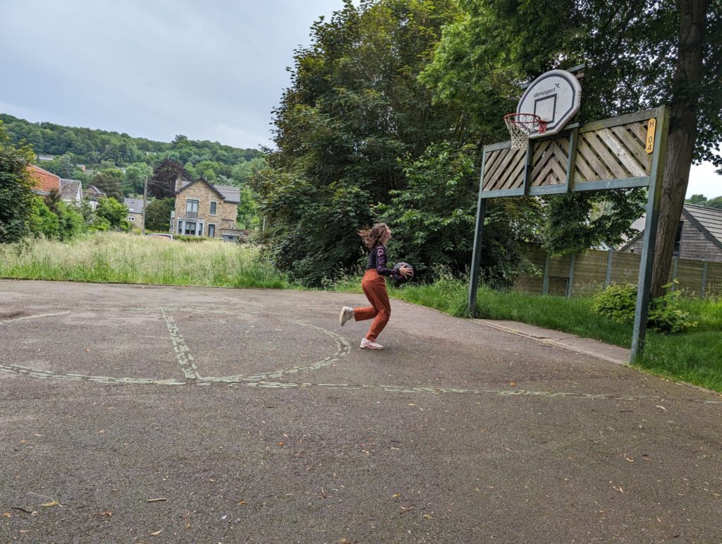 Alice et Juliette découvre le terrain de Basket de Hony