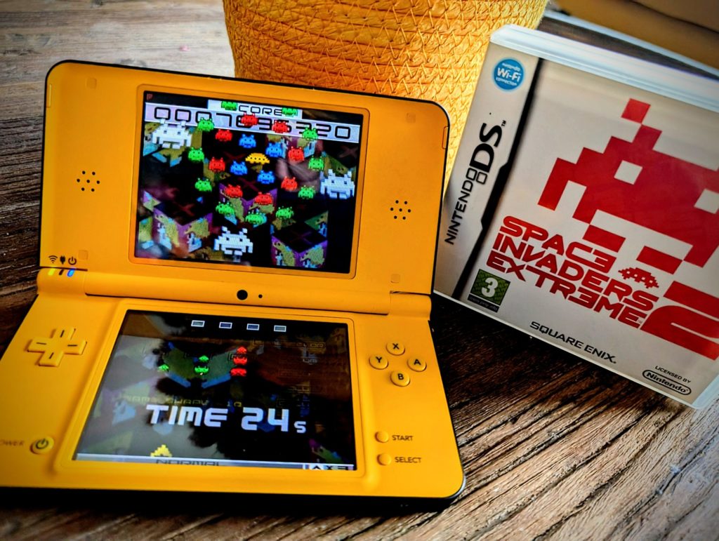 Hé oui... çà donne un coup de vieux de se dire que même les jeux auxquels j'ai joué sur la Nintendo DS sont maintenant "Rétro". J'ai eu envie de ressortir pour l'occasion un de mes coups de coeurs de fin de génération : Space Invavers Extrem3me 2 !