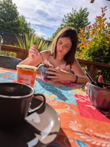 Les matins étaient parfois un peu froid ou humides au Camping Ciela Village - Au Lac de Biscarrosse , mais j'ai quand même pu goûter à ces moments de déjeuner sans faire la course, sur la terrasse ensoleillée... #spleendevacances