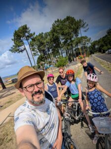 J'imaginais faire le tour du Lac de Biscarrosse, mais les pistes cyclables du côté de Parentis-en-born étaient plutôt à longer les axes routiers dans les landes, dommage.