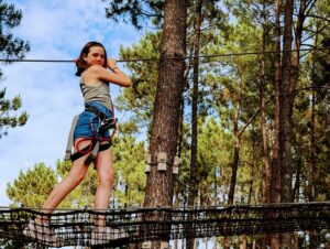 Après avoir trainé au bord du lac, les filles voulaient faire un peu d'accrobrance ! Camping Ciela Village - Au Lac de Biscarrosse