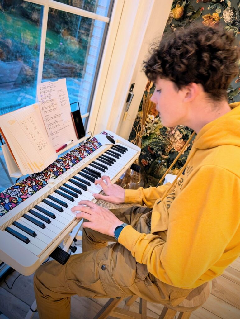 Charly a fait des progrès incroyables au Piano !