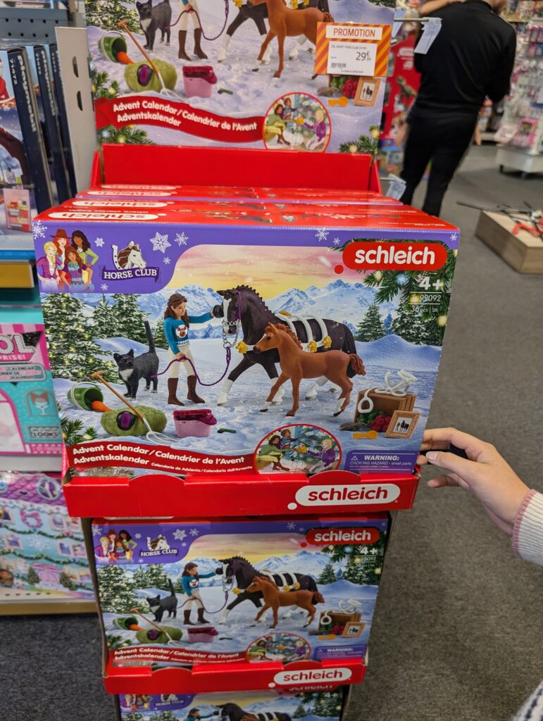 On en a trouvé de temps à autres sur les brocantes... Même si le basket a pris le dessus, les cheveux Schleich plaisent toujours à Alice.