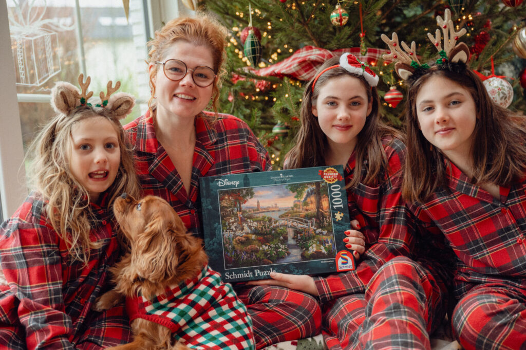 La magie du matin de Noël où sous le sapin surprises de recevoir et plaisir d'offrir offrent des moments inestimables à conserver