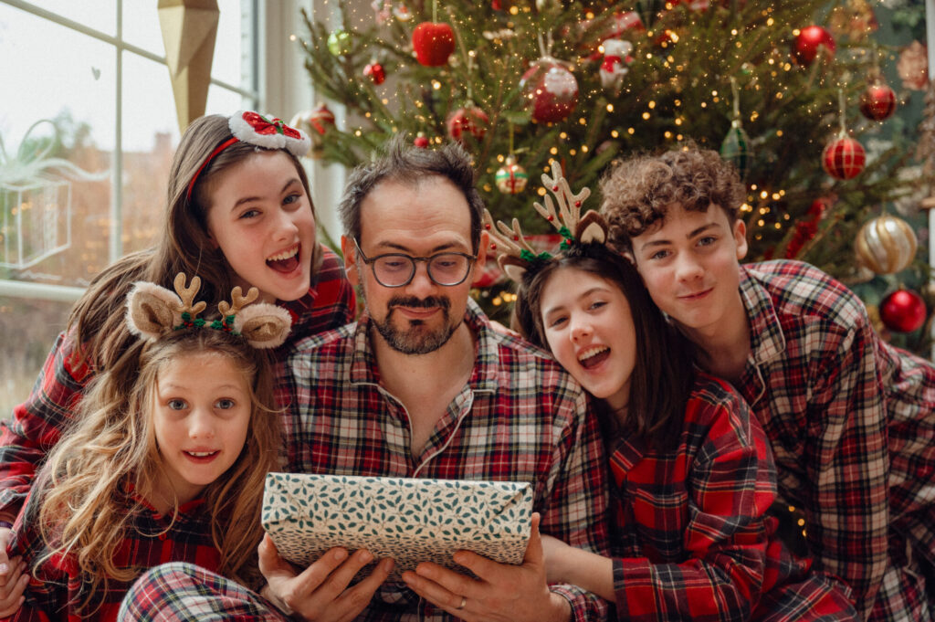La magie du matin de Noël où sous le sapin surprises de recevoir et plaisir d'offrir offrent des moments inestimables à conserver