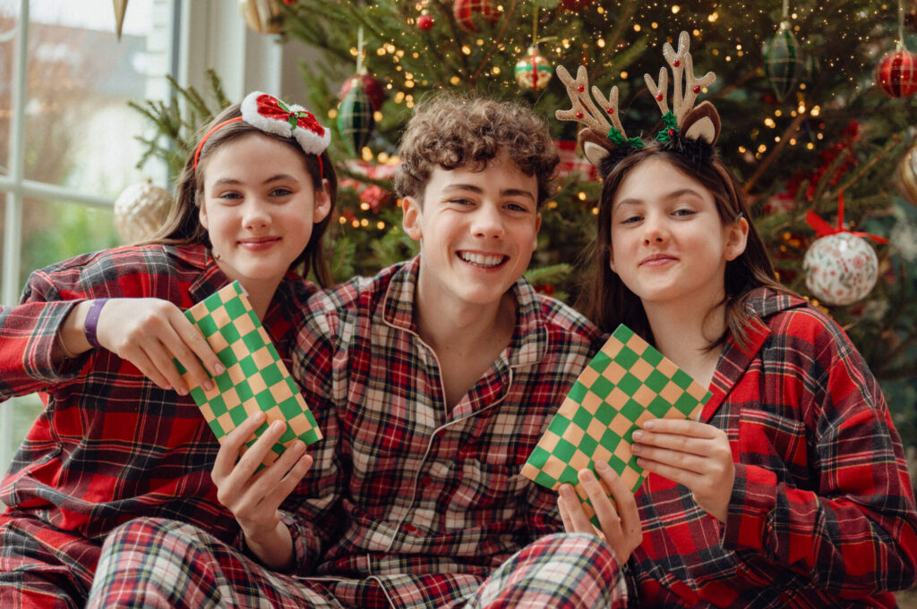 La magie du matin de Noël où sous le sapin surprises de recevoir et plaisir d'offrir offrent des moments inestimables à conserver