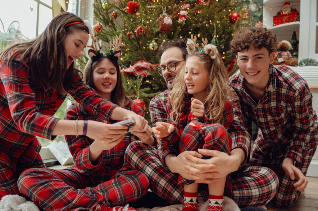 La magie du matin de Noël où sous le sapin surprises de recevoir et plaisir d'offrir offrent des moments inestimables à conserver
