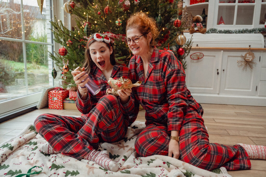 La magie du matin de Noël où sous le sapin surprises de recevoir et plaisir d'offrir offrent des moments inestimables à conserver