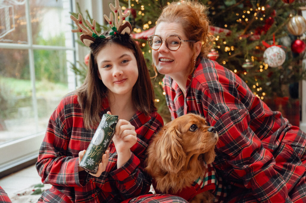 La magie du matin de Noël où sous le sapin surprises de recevoir et plaisir d'offrir offrent des moments inestimables à conserver