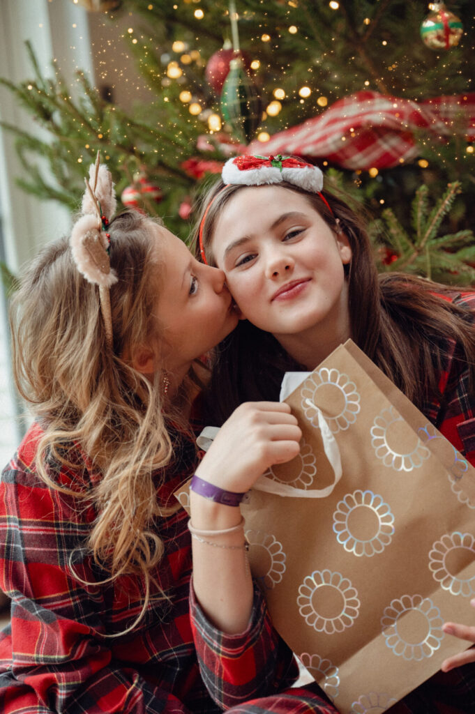 La magie du matin de Noël où sous le sapin surprises de recevoir et plaisir d'offrir offrent des moments inestimables à conserver