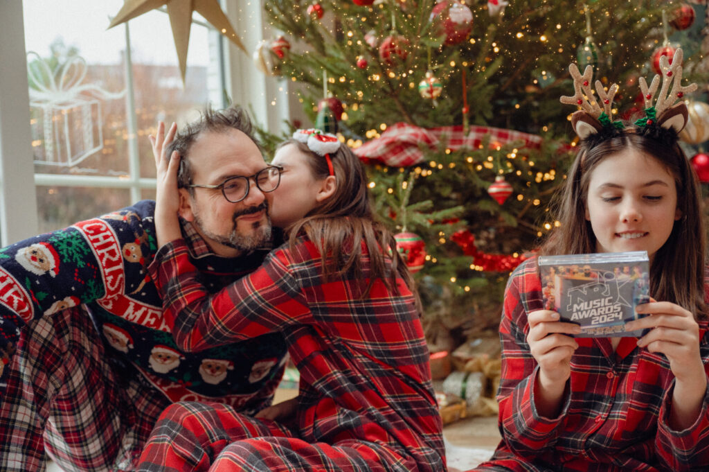 La magie du matin de Noël où sous le sapin surprises de recevoir et plaisir d'offrir offrent des moments inestimables à conserver