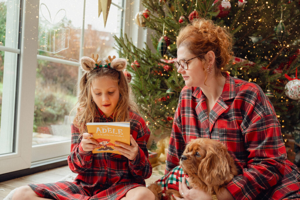 La magie du matin de Noël où sous le sapin surprises de recevoir et plaisir d'offrir offrent des moments inestimables à conserver
