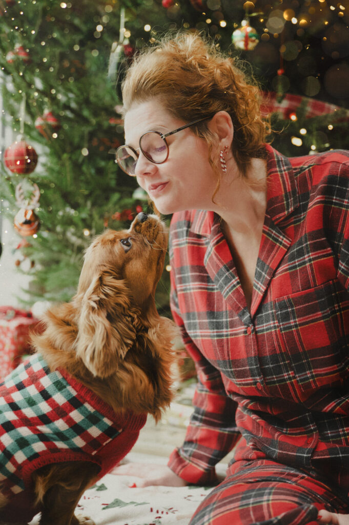 La magie du matin de Noël où sous le sapin surprises de recevoir et plaisir d'offrir offrent des moments inestimables à conserver
