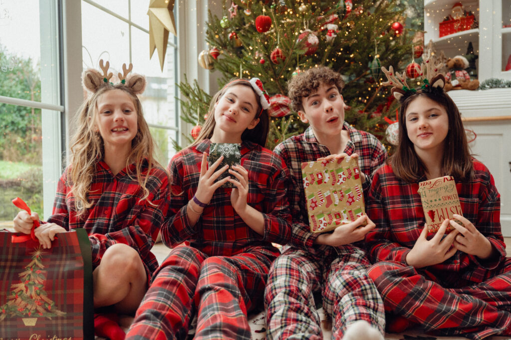 La magie du matin de Noël où sous le sapin surprises de recevoir et plaisir d'offrir offrent des moments inestimables à conserver