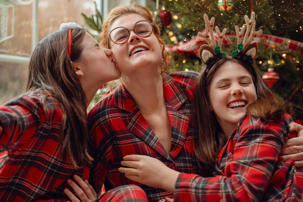 La magie du matin de Noël où sous le sapin surprises de recevoir et plaisir d'offrir offrent des moments inestimables à conserver