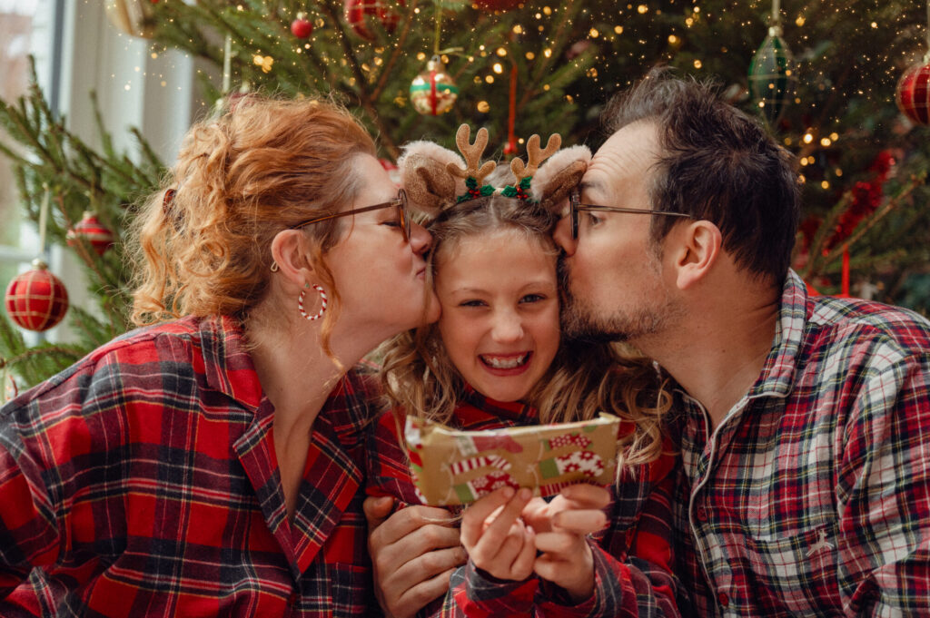 La magie du matin de Noël où sous le sapin surprises de recevoir et plaisir d'offrir offrent des moments inestimables à conserver